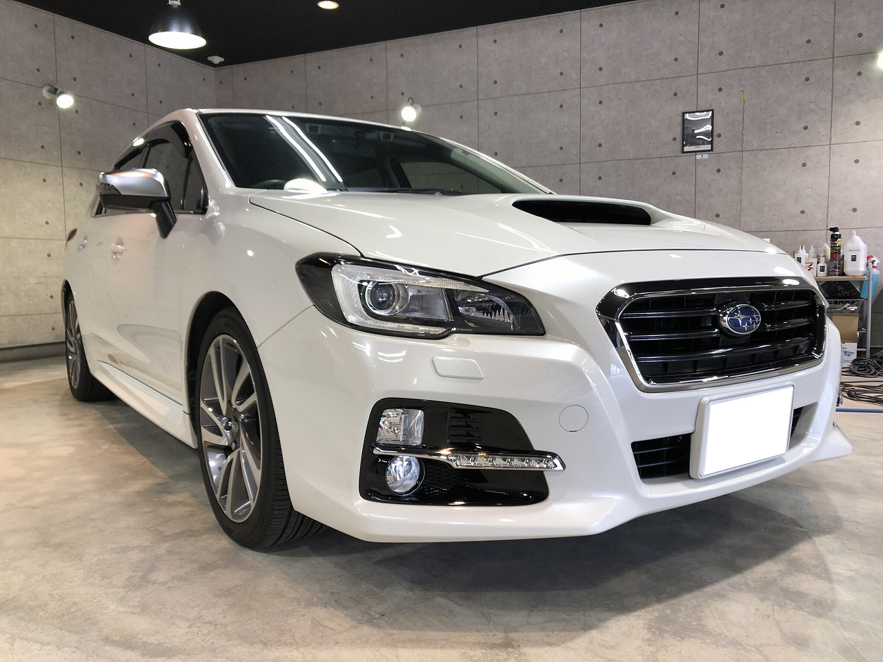 LEVORG_WHITE_001