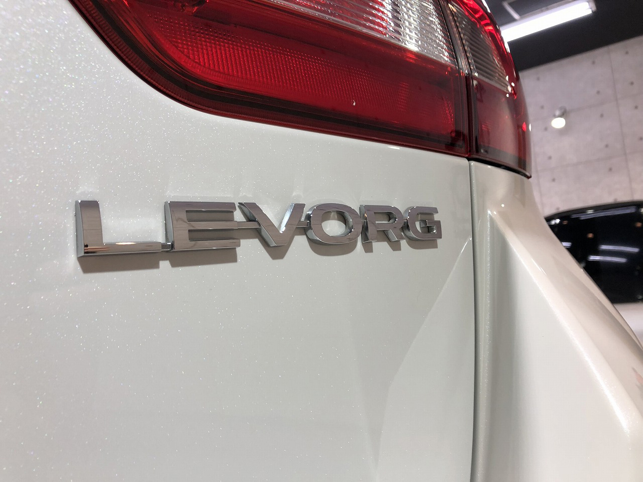 LEVORG_WHITE_007