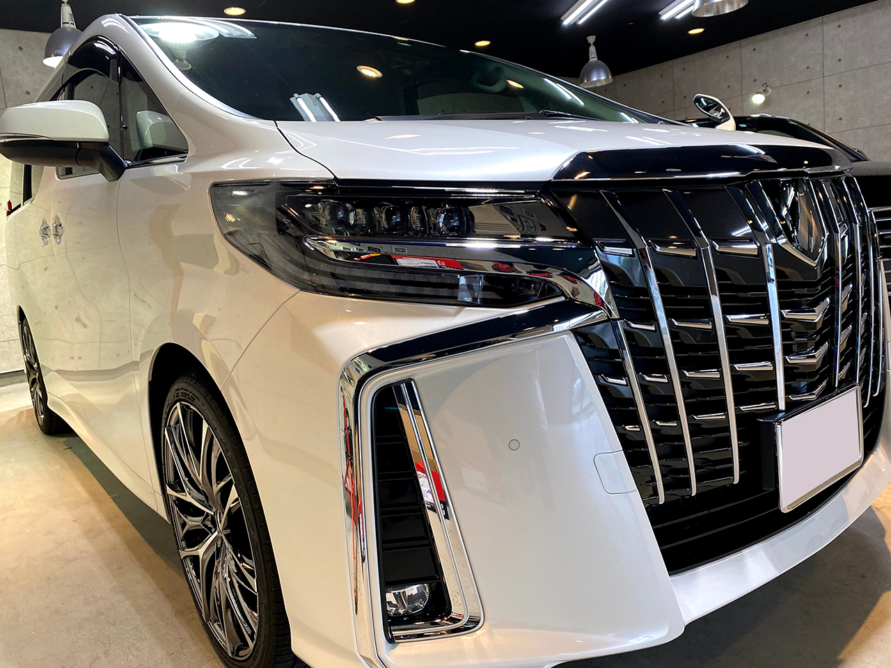 ALPHARD_TOYOTA_WHITE01