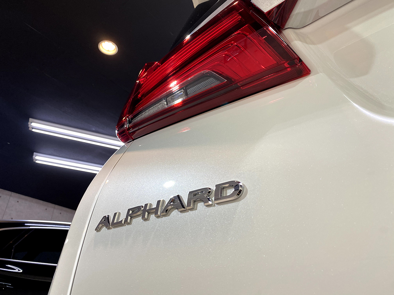 ALPHARD_TOYOTA_WHITE06